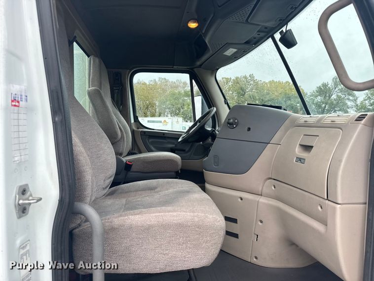 image for item EU6265 2016 Freightliner  Cascadia 113 semi truck