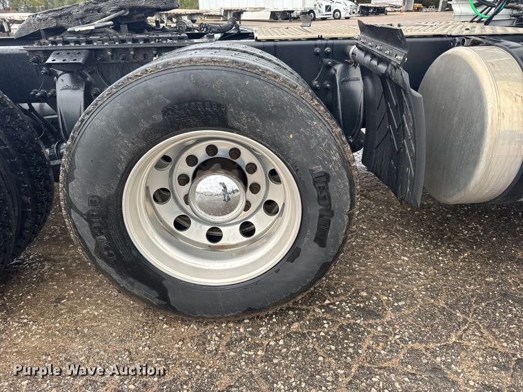 image for item EU6265 2016 Freightliner  Cascadia 113 semi truck