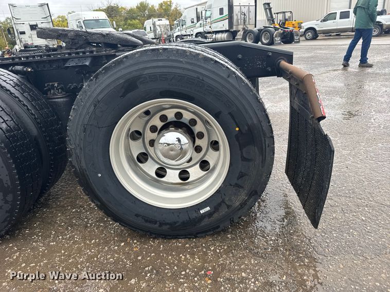 image for item EU6265 2016 Freightliner  Cascadia 113 semi truck