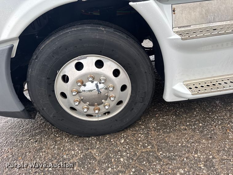 image for item EU6265 2016 Freightliner  Cascadia 113 semi truck