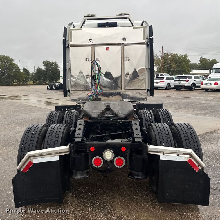 image for item EU6266 2020 Freightliner Cascadia 126 semi truck