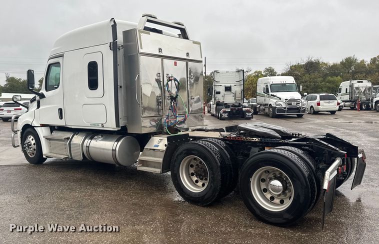 image for item EU6266 2020 Freightliner Cascadia 126 semi truck