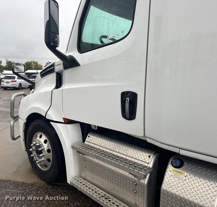 image for item EU6266 2020 Freightliner Cascadia 126 semi truck