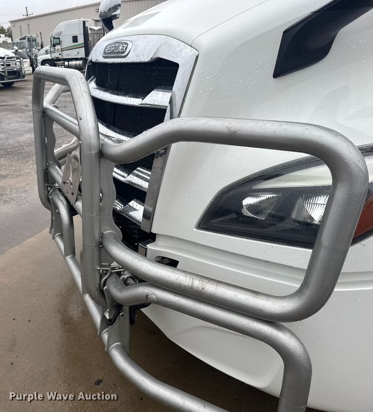 image for item EU6266 2020 Freightliner Cascadia 126 semi truck