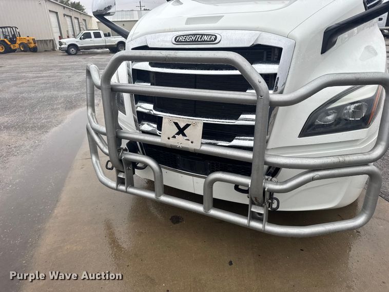 image for item EU6266 2020 Freightliner Cascadia 126 semi truck