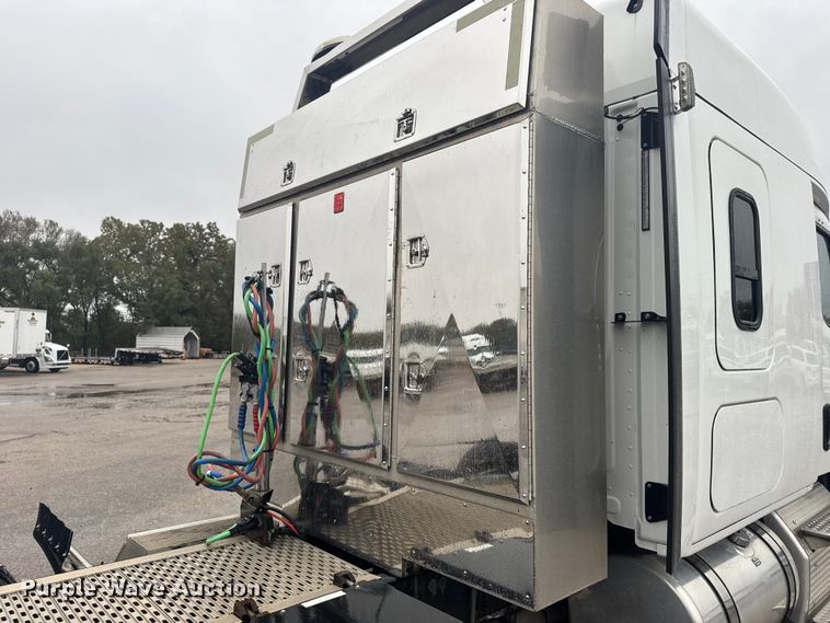 image for item EU6266 2020 Freightliner Cascadia 126 semi truck