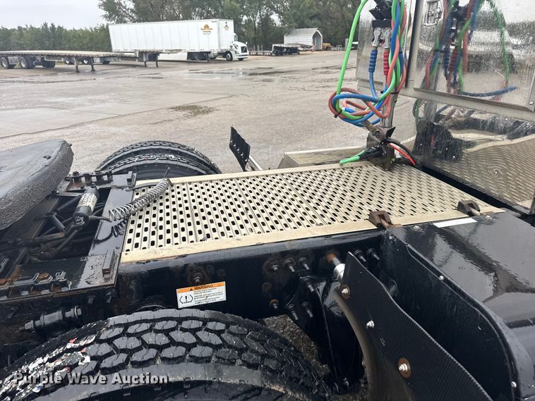 image for item EU6266 2020 Freightliner Cascadia 126 semi truck