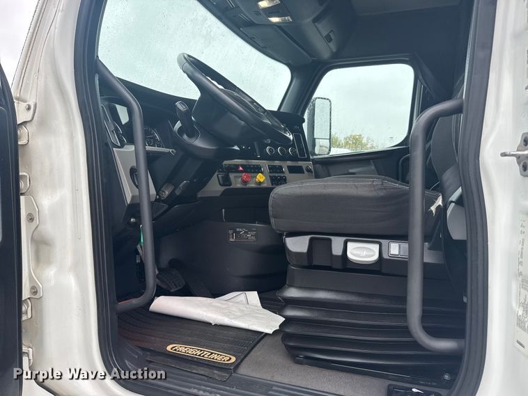 image for item EU6266 2020 Freightliner Cascadia 126 semi truck