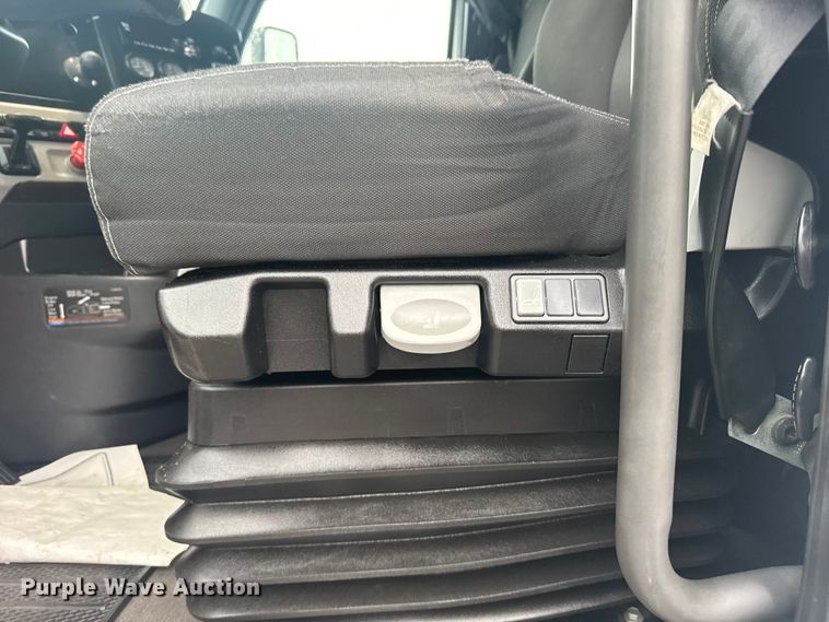 image for item EU6266 2020 Freightliner Cascadia 126 semi truck