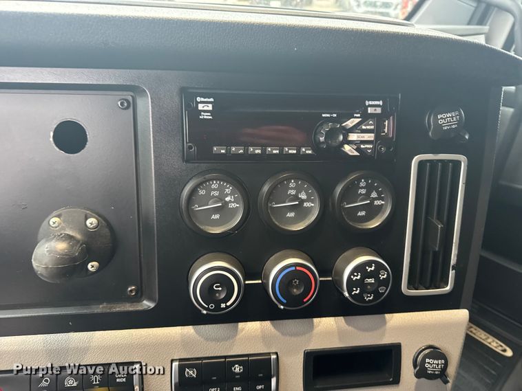 image for item EU6266 2020 Freightliner Cascadia 126 semi truck