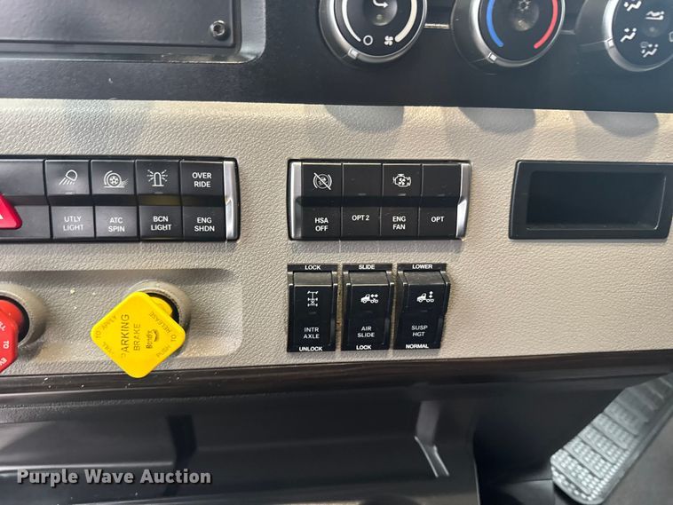 image for item EU6266 2020 Freightliner Cascadia 126 semi truck