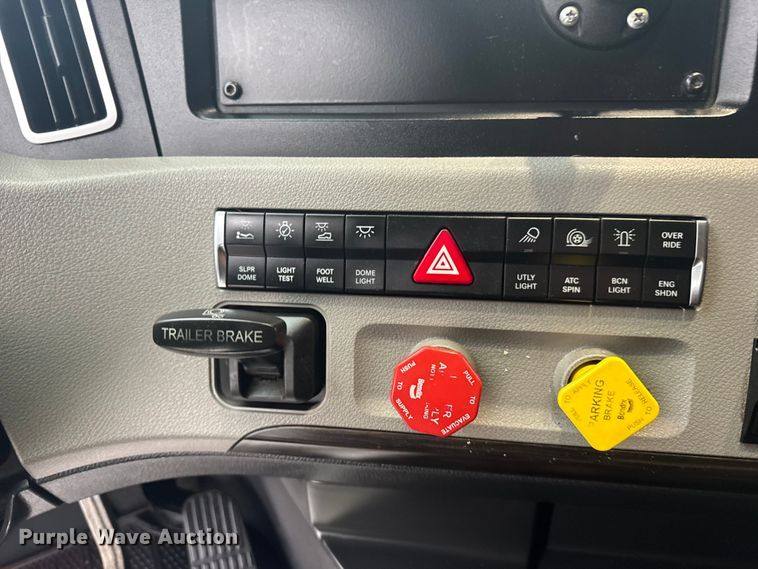 image for item EU6266 2020 Freightliner Cascadia 126 semi truck