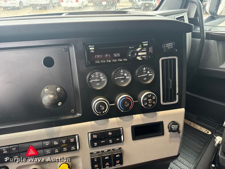 image for item EU6266 2020 Freightliner Cascadia 126 semi truck