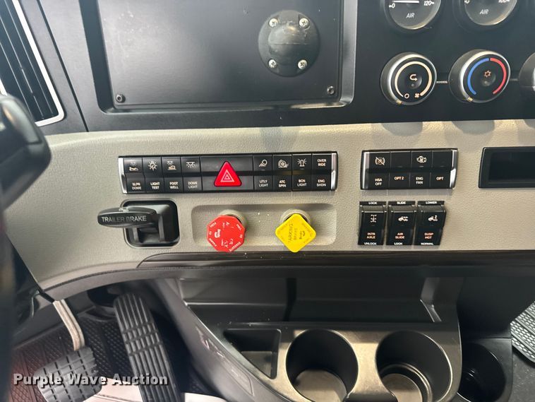 image for item EU6266 2020 Freightliner Cascadia 126 semi truck