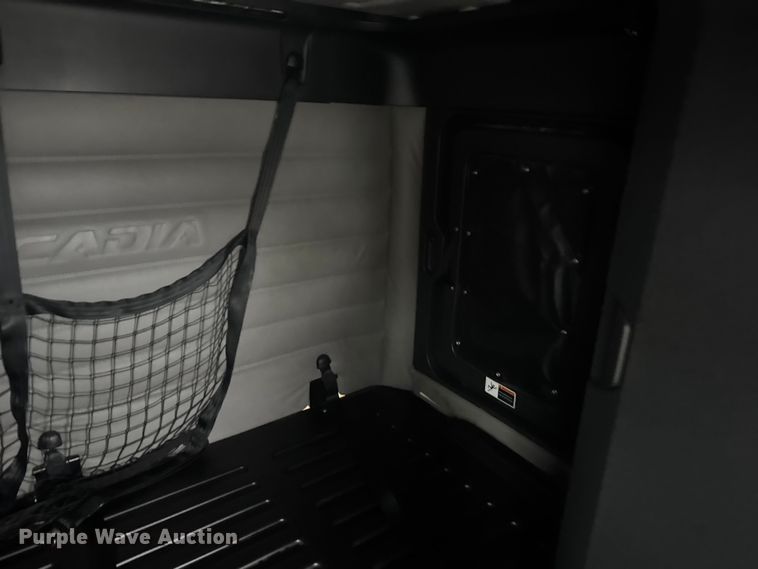 image for item EU6266 2020 Freightliner Cascadia 126 semi truck