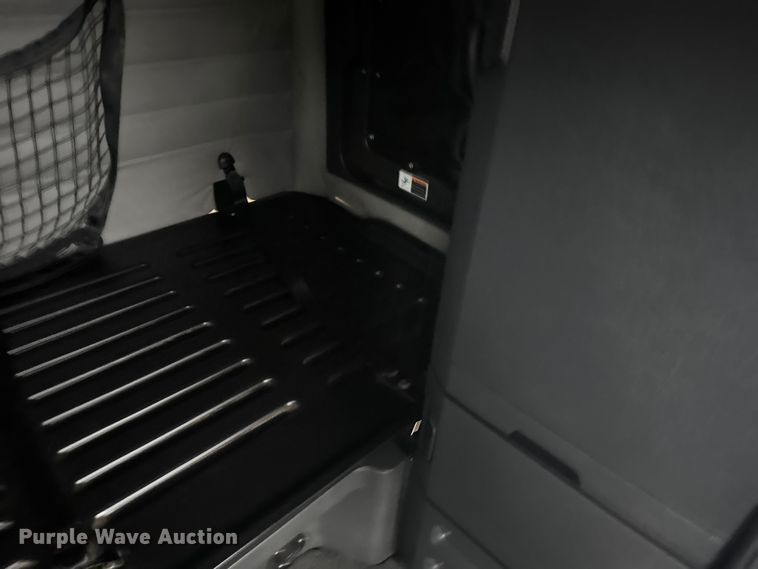 image for item EU6266 2020 Freightliner Cascadia 126 semi truck