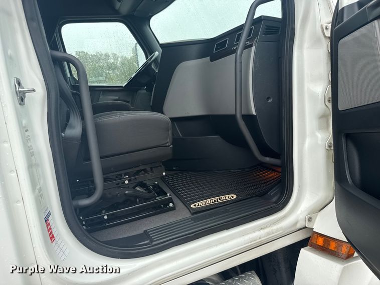 image for item EU6266 2020 Freightliner Cascadia 126 semi truck