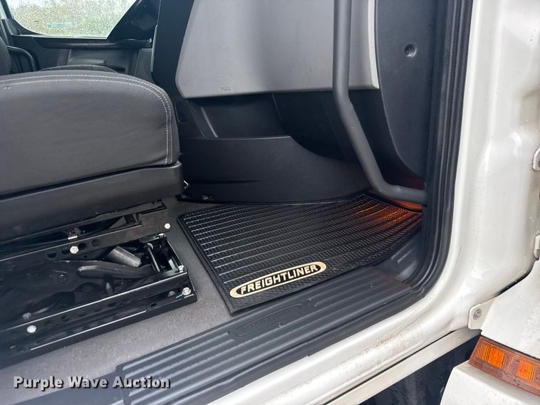 image for item EU6266 2020 Freightliner Cascadia 126 semi truck