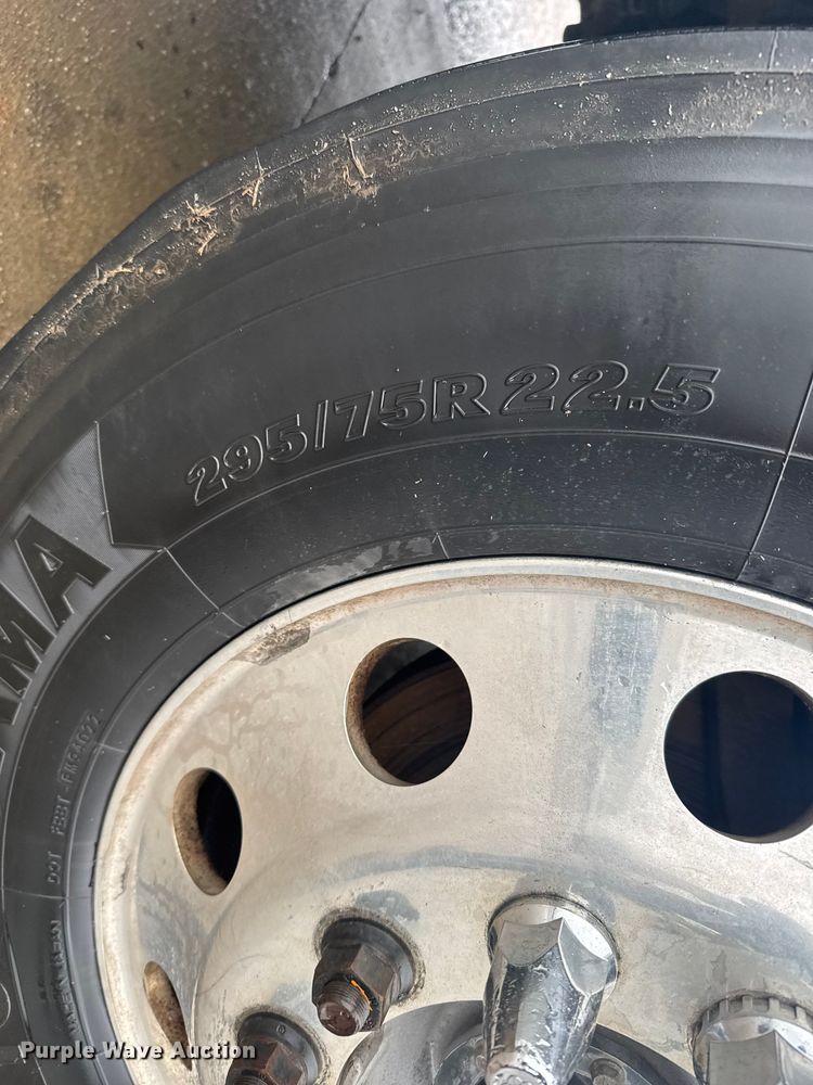 image for item EU6266 2020 Freightliner Cascadia 126 semi truck