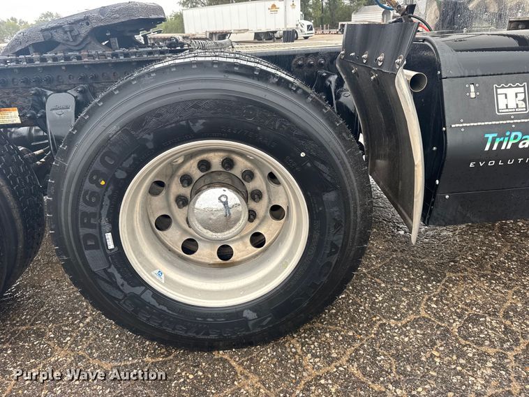 image for item EU6266 2020 Freightliner Cascadia 126 semi truck