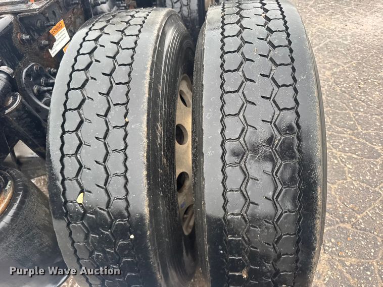 image for item EU6266 2020 Freightliner Cascadia 126 semi truck