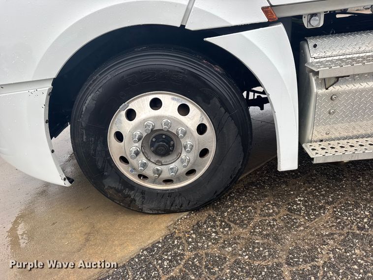 image for item EU6266 2020 Freightliner Cascadia 126 semi truck