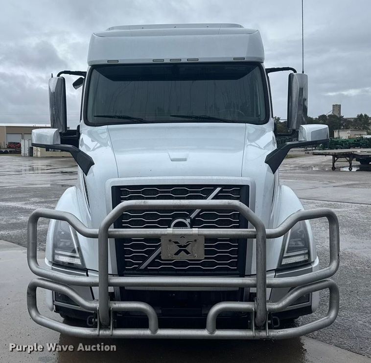 image for item EU6267 2021 Volvo VNL semi truck