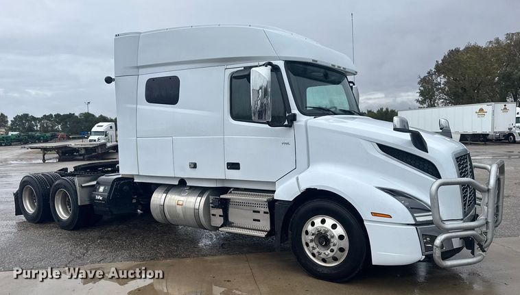 image for item EU6267 2021 Volvo VNL semi truck