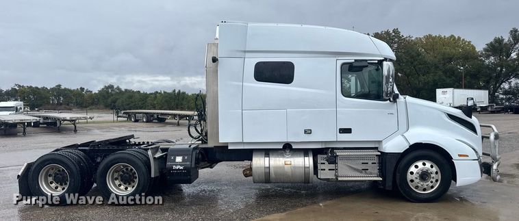 image for item EU6267 2021 Volvo VNL semi truck