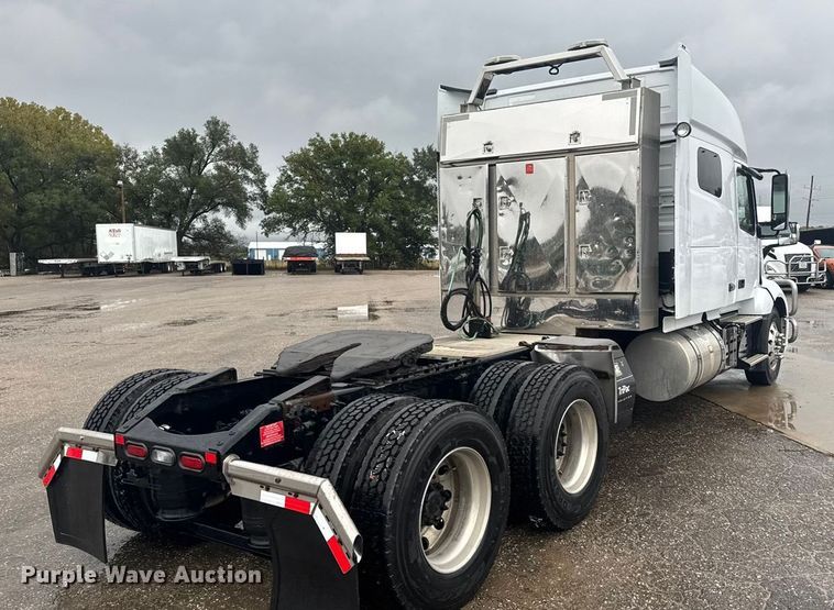 image for item EU6267 2021 Volvo VNL semi truck