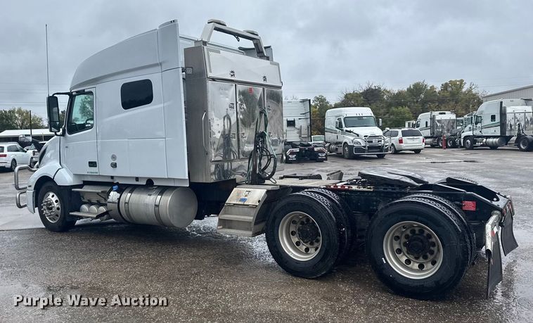 image for item EU6267 2021 Volvo VNL semi truck