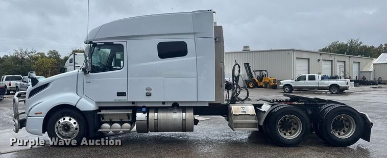 image for item EU6267 2021 Volvo VNL semi truck