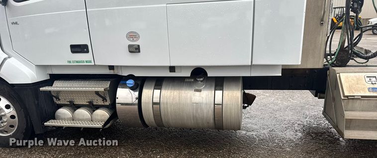 image for item EU6267 2021 Volvo VNL semi truck