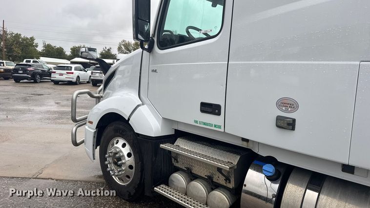 image for item EU6267 2021 Volvo VNL semi truck