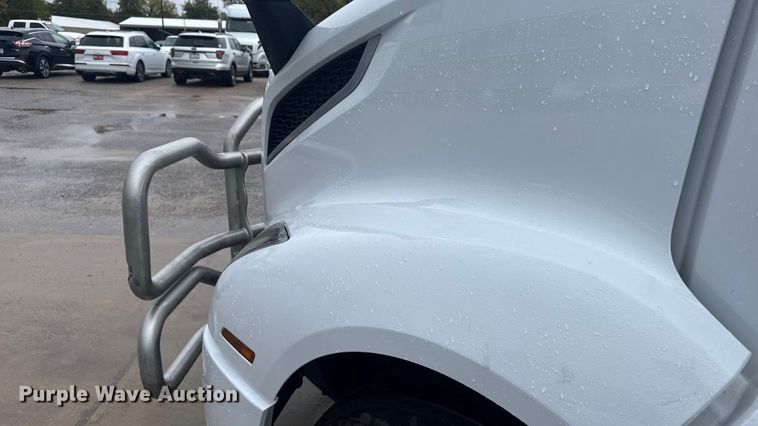 image for item EU6267 2021 Volvo VNL semi truck