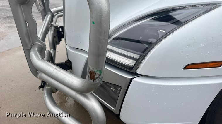 image for item EU6267 2021 Volvo VNL semi truck