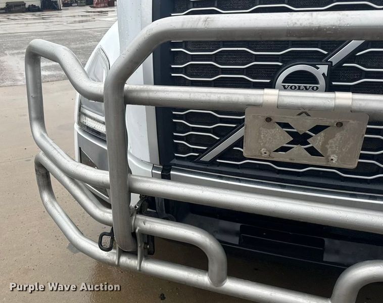 image for item EU6267 2021 Volvo VNL semi truck