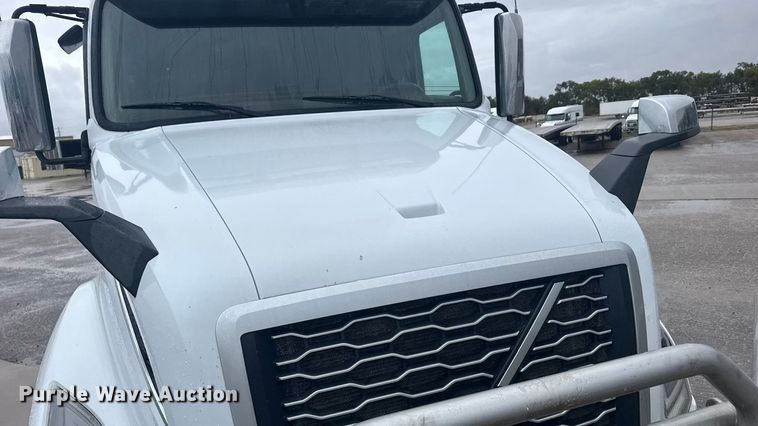 image for item EU6267 2021 Volvo VNL semi truck