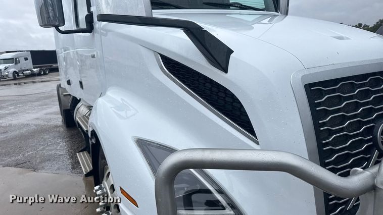 image for item EU6267 2021 Volvo VNL semi truck