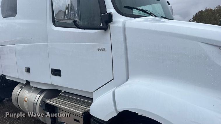 image for item EU6267 2021 Volvo VNL semi truck