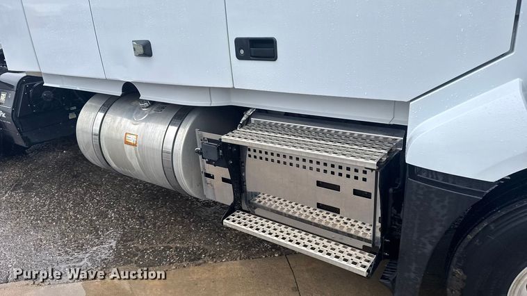 image for item EU6267 2021 Volvo VNL semi truck