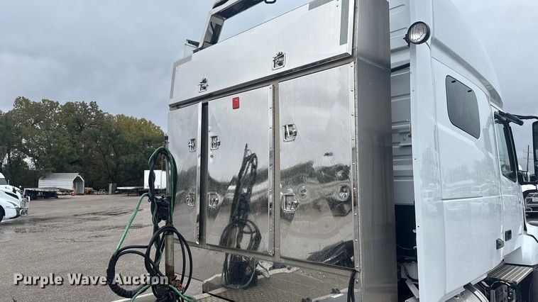 image for item EU6267 2021 Volvo VNL semi truck