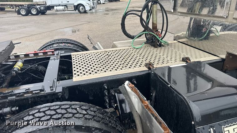 image for item EU6267 2021 Volvo VNL semi truck