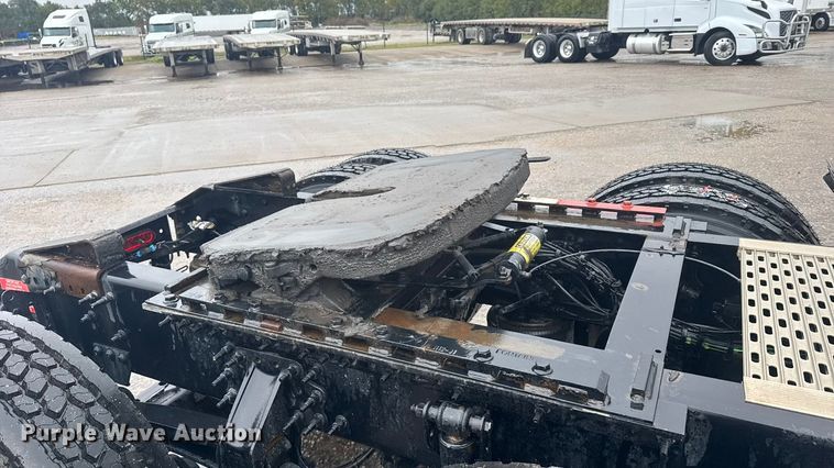 image for item EU6267 2021 Volvo VNL semi truck