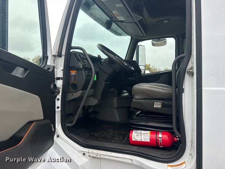 image for item EU6267 2021 Volvo VNL semi truck