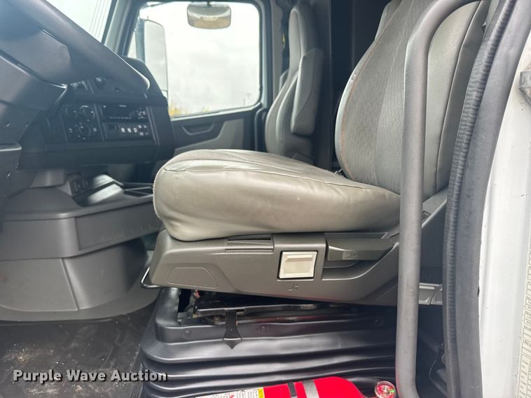 image for item EU6267 2021 Volvo VNL semi truck