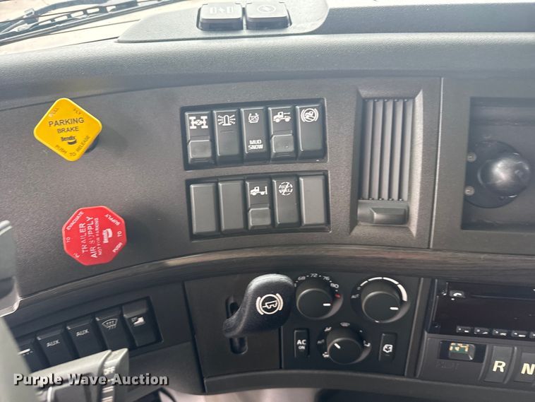 image for item EU6267 2021 Volvo VNL semi truck