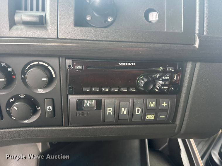 image for item EU6267 2021 Volvo VNL semi truck