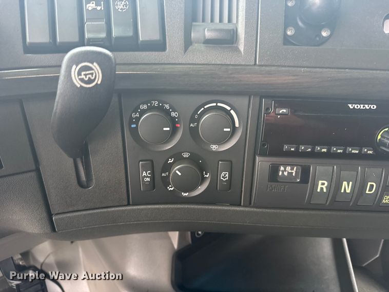 image for item EU6267 2021 Volvo VNL semi truck