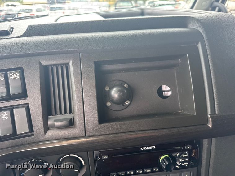 image for item EU6267 2021 Volvo VNL semi truck